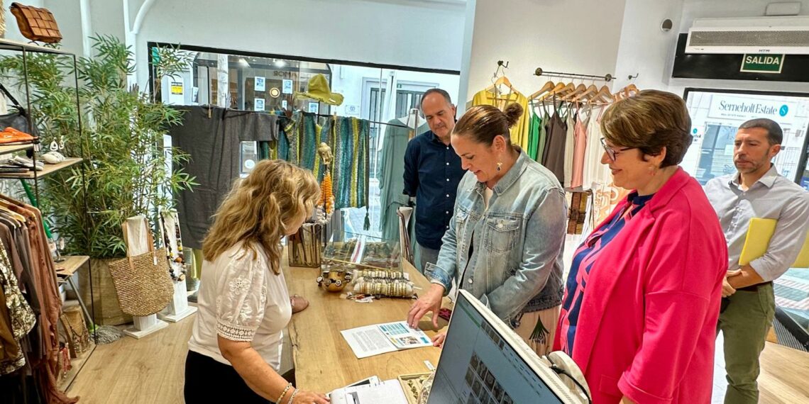 Los concejales de Barrio inician una campaña para informar a los comerciantes de la subvención para adquirir el ‘kit energético’