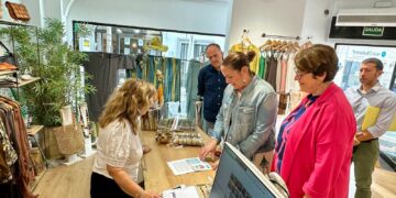 Los concejales de Barrio inician una campaña para informar a los comerciantes de la subvención para adquirir el ‘kit energético’