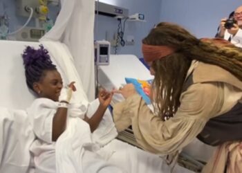 Johnny Depp vuelve a ser Jack Sparrow por los niños del Hospital Universitario Donostia