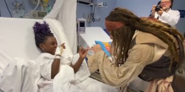 Johnny Depp vuelve a ser Jack Sparrow por los niños del Hospital Universitario Donostia