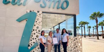 La Oficina Municipal de Turismo de Fuengirola obtiene la marca `S´ de Sostenibilidad y renueva la ‘Q’ de Calidad