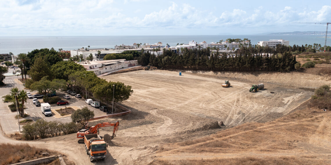 Comienzan las obras del nuevo campo de fútbol con el que Estepona ampliará sus instalaciones deportivas públicas
