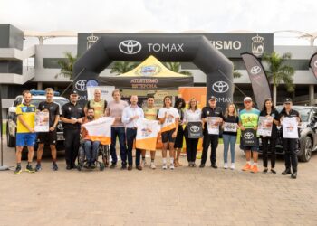 El Ayuntamiento de Estepona y el Club de Atletismo presentan la camiseta oficial de la XI Carrera Urbana 10 KM ‘Trofeo 200º Aniversario de la Policía Nacional’