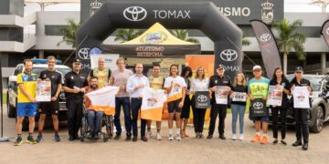 El Ayuntamiento de Estepona y el Club de Atletismo presentan la camiseta oficial de la XI Carrera Urbana 10 KM ‘Trofeo 200º Aniversario de la Policía Nacional’