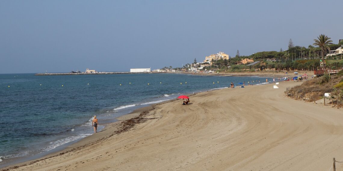 La Mancomunidad retira de las aguas de Mijas casi 16 metros cúbicos de residuos durante el verano