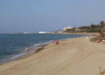 La Mancomunidad retira de las aguas de Mijas casi 16 metros cúbicos de residuos durante el verano