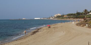 La Mancomunidad retira de las aguas de Mijas casi 16 metros cúbicos de residuos durante el verano