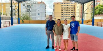 El Ayuntamiento y el Club Fuengirola Lions habilitan la pista deportiva cubierta del colegio Los Boliches para la práctica de hockey