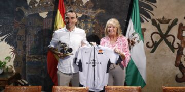 Marbella entrega el último maillot al ciclista Luis Ángel Maté, quien recibirá la Medalla de la Ciudad