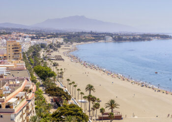 El Ayuntamiento de Estepona empieza a preparar la próxima temporada de verano con la licitación de las nuevas torres de vigilancia en playas