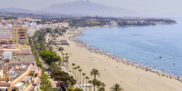 El Ayuntamiento de Estepona empieza a preparar la próxima temporada de verano con la licitación de las nuevas torres de vigilancia en playas