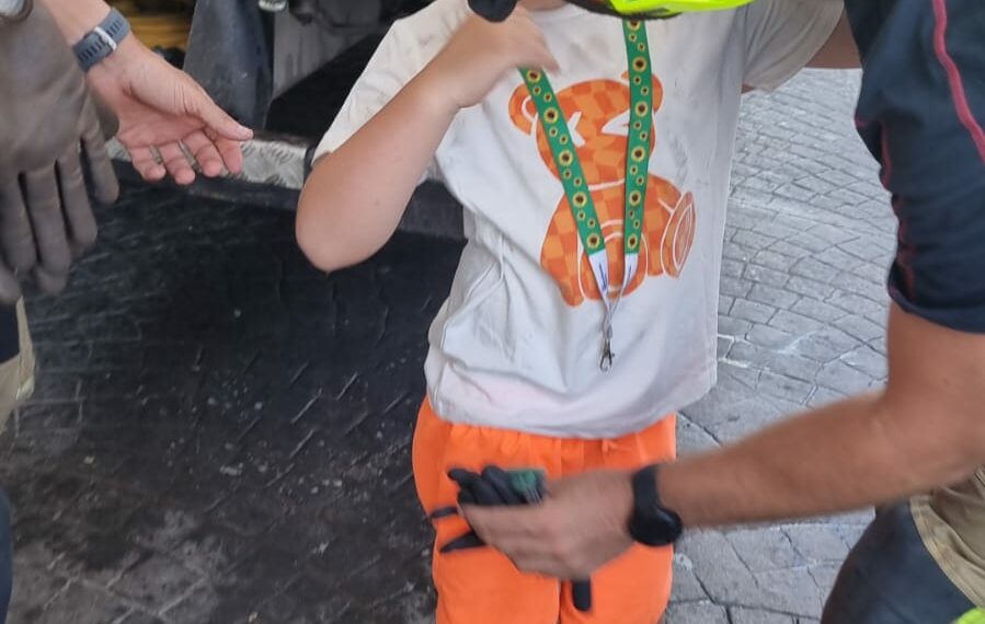 Bomberos de Benalmádena salvan a un menor tras quedar atrapado en una atracción infantil