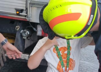 Bomberos de Benalmádena salvan a un menor tras quedar atrapado en una atracción infantil