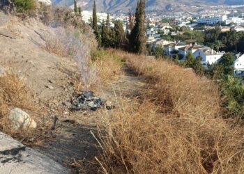 Una persona que quemaba enseres y basura en Torrequebrada provoca un conato de incendio