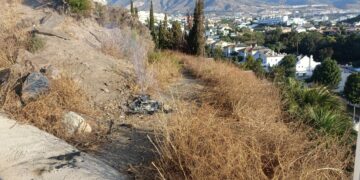 Una persona que quemaba enseres y basura en Torrequebrada provoca un conato de incendio