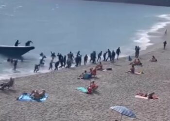 Interceptan a una treintena de migrantes, cuatro menores, tras llegar en barca a una playa de Nerja