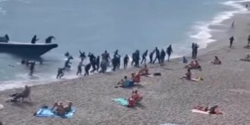 Interceptan a una treintena de migrantes, cuatro menores, tras llegar en barca a una playa de Nerja