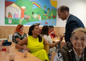 El alcalde de Benalmádena comparte un encuentro con la Ampa del CEIP La Leala y avanza que las nuevas zonas de sombra en este centro educativo serán una realidad