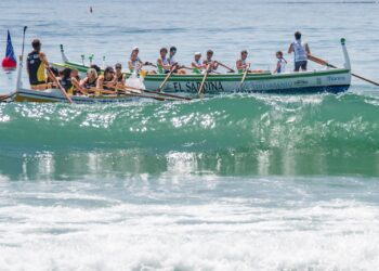`Pataspelás´ y `Choros´ se miden en una exhibición de jábegas solidaria