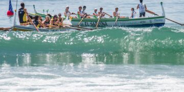 `Pataspelás´ y `Choros´ se miden en una exhibición de jábegas solidaria