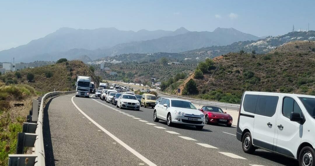 El incendio de una ambulancia da el susto en la AP-7 a la altura de Estepona