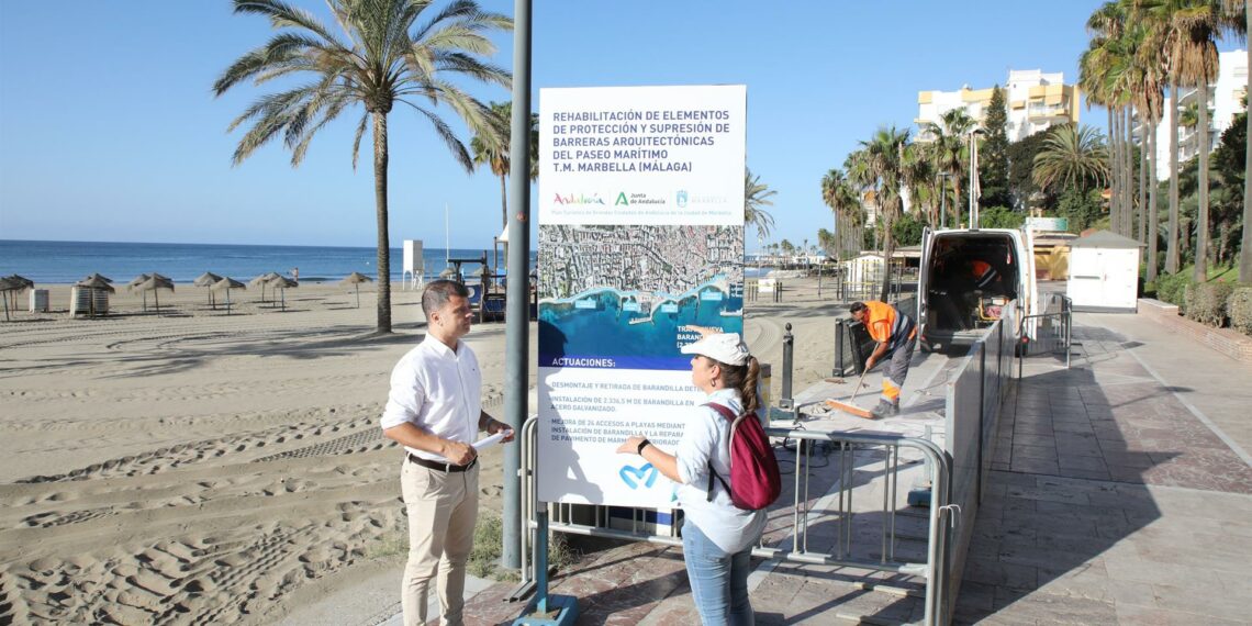 Marbella repara más de 2.300 metros de barandilla del paseo marítimo y mejora 24 accesos a playas de la ciudad