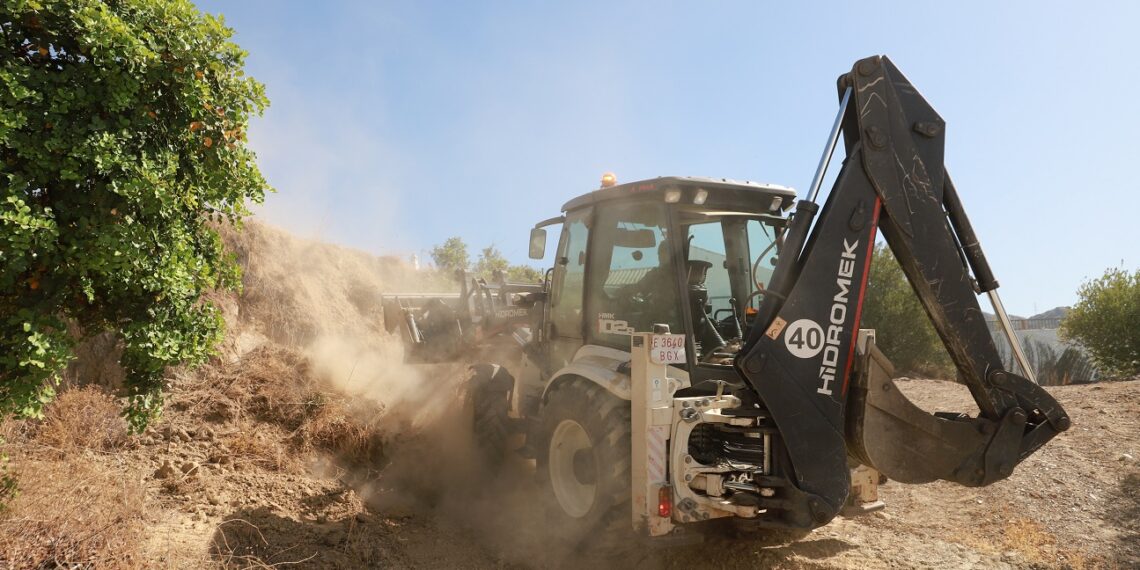 El Ayuntamiento de Marbella desbroza más de 67.000 metros cuadrados de parcelas durante los meses de verano