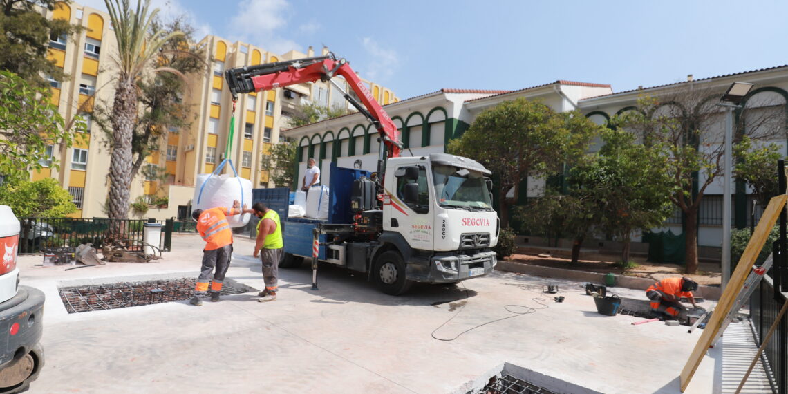 El Ayuntamiento instala una zona de sombra en el patio del colegio García Lorca