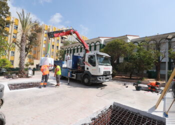 El Ayuntamiento instala una zona de sombra en el patio del colegio García Lorca