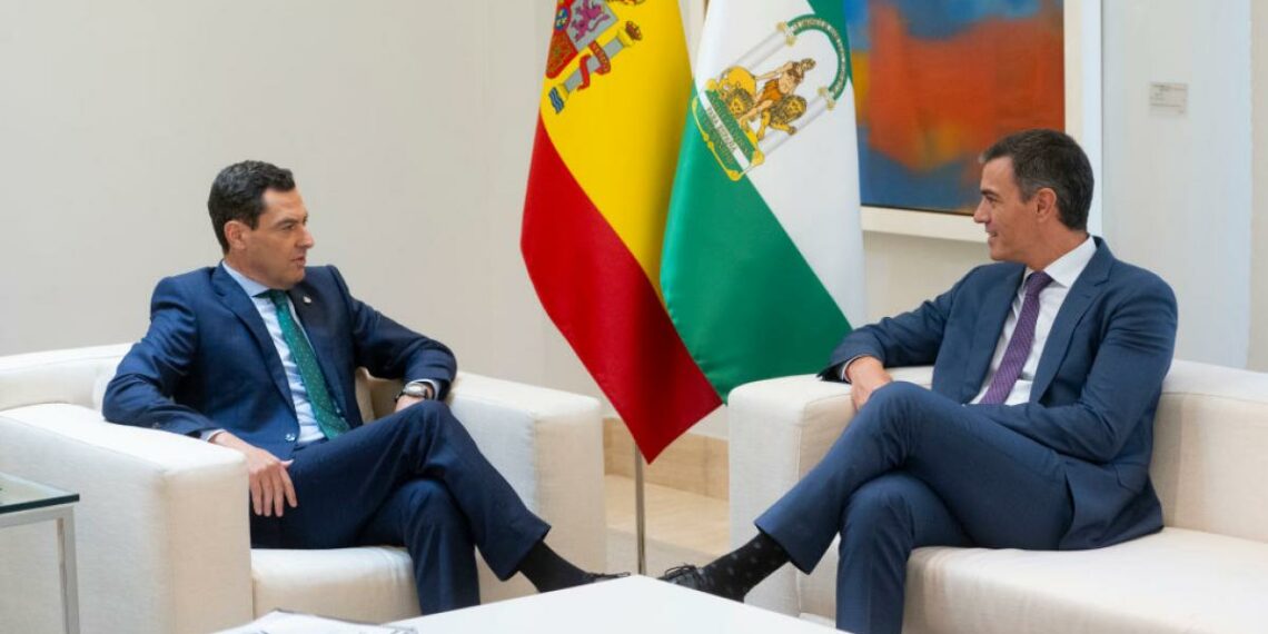 Juanma Moreno sale de la Moncloa «con las manos vacías» tras su reunión con Sánchez