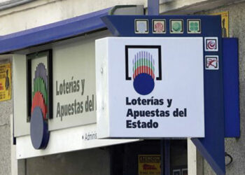 Dos desconocidos dejan un sobre con 4.100 euros a un indigente en Málaga