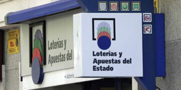 Dos desconocidos dejan un sobre con 4.100 euros a un indigente en Málaga