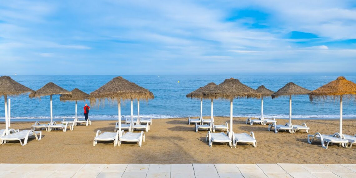 Rescatan a un hombre de 70 años de las aguas de una playa de Fuengirola