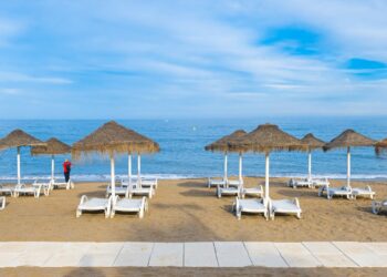 Rescatan a un hombre de 70 años de las aguas de una playa de Fuengirola