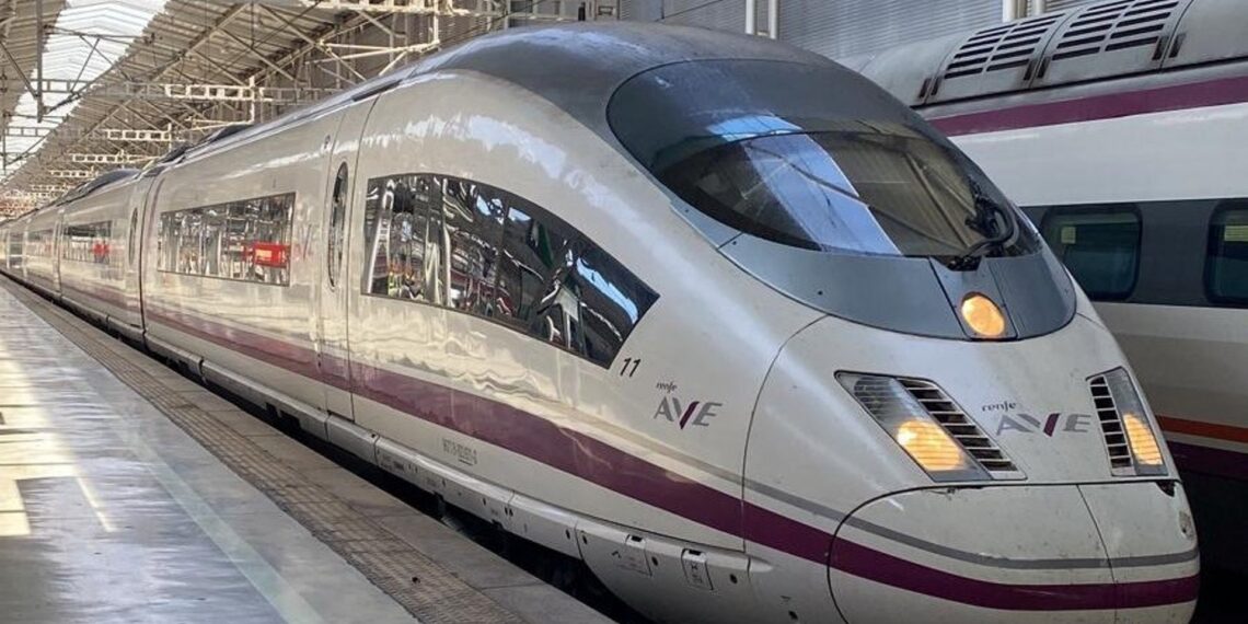 El nuevo AVE directo de Renfe entre Málaga y Barcelona comienza a circular este lunes