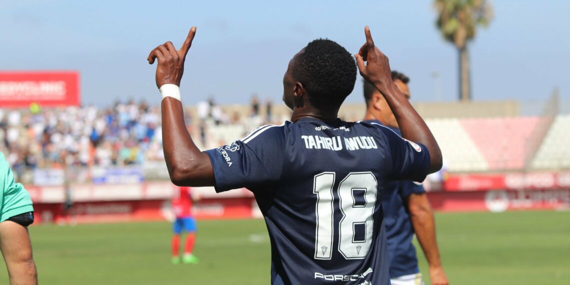 El Marbella da un golpe sobre la mesa en Algeciras