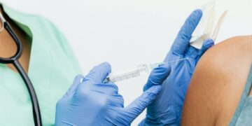 Salud confirma que mantiene la vacunación contra el Covid para mayores y pacientes con enfermedades crónicas