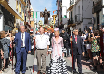 San Pedro Alcántara se vuelca con el día grande del Santo Patrón en su tradicional procesión por las calles