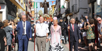 San Pedro Alcántara se vuelca con el día grande del Santo Patrón en su tradicional procesión por las calles