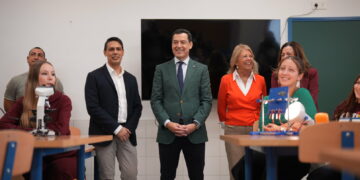 Juanma Moreno inaugura el IES Cilniana de Las Chapas en Marbella, que da cobertura a 600 alumnos tras quince años de espera