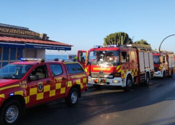 Cinco vehículos quemados tras el incendio de un aparcamiento en Benalmádena Costa