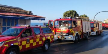 Cinco vehículos quemados tras el incendio de un aparcamiento en Benalmádena Costa
