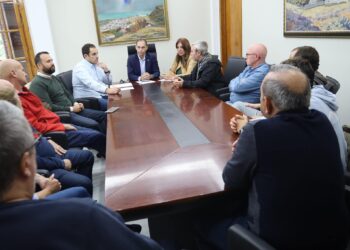 El alcalde de Benalmádena se reúne con los trabajadores de Tívoli y reafirma su compromiso en la reapertura