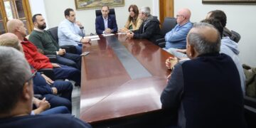 El alcalde de Benalmádena se reúne con los trabajadores de Tívoli y reafirma su compromiso en la reapertura