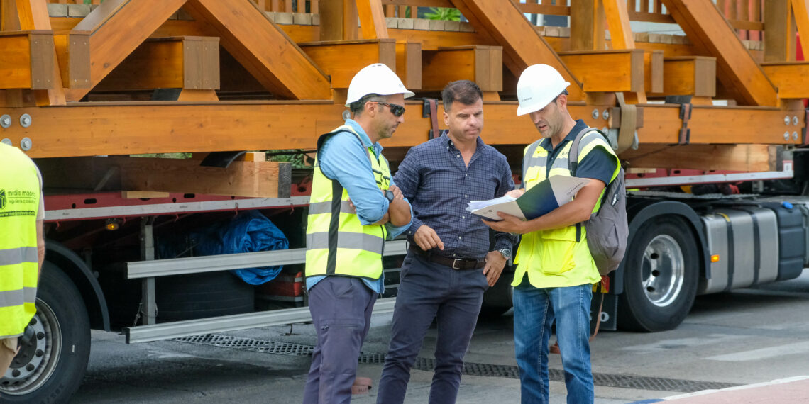 Instalado el puente peatonal de madera sobre el arroyo Benabolá y continúa con los trabajos de mejora de parte de la vía fluvial