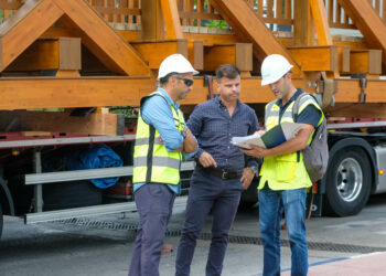 Instalado el puente peatonal de madera sobre el arroyo Benabolá y continúa con los trabajos de mejora de parte de la vía fluvial