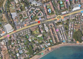 Cuatro heridos al salirse su vehículo de la calzada en Marbella