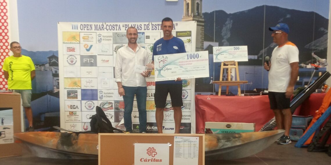 El III Open Mar-Costa ‘Playas de Estepona’ de pesca deportiva reunió en la playa de La Rada a 31 participantes de Andalucía y Ceuta