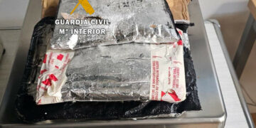 La Guardia Civil detiene a una persona en el aeropuerto de Málaga que portaba 2 kilogramos de cocaína en su equipaje