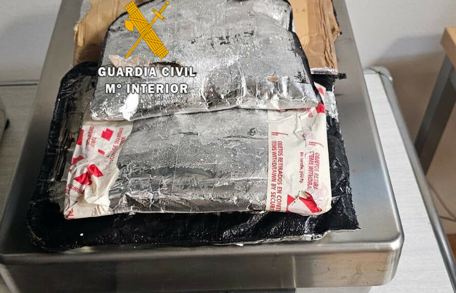 La Guardia Civil detiene a una persona en el aeropuerto de Málaga que portaba 2 kilogramos de cocaína en su equipaje